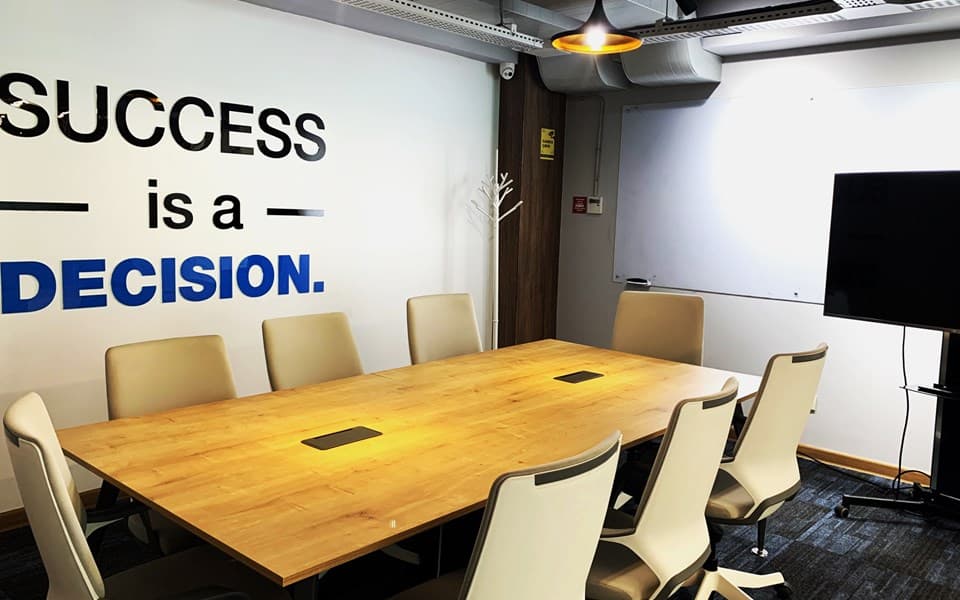 8-seat Isaac Newton meeting room