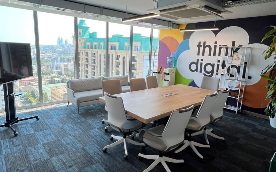 8-seat Ramin Mahmudzadə meeting room