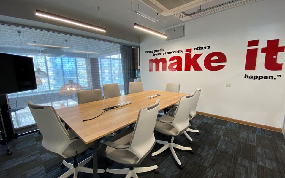 8-seat Steve Jobs meeting room